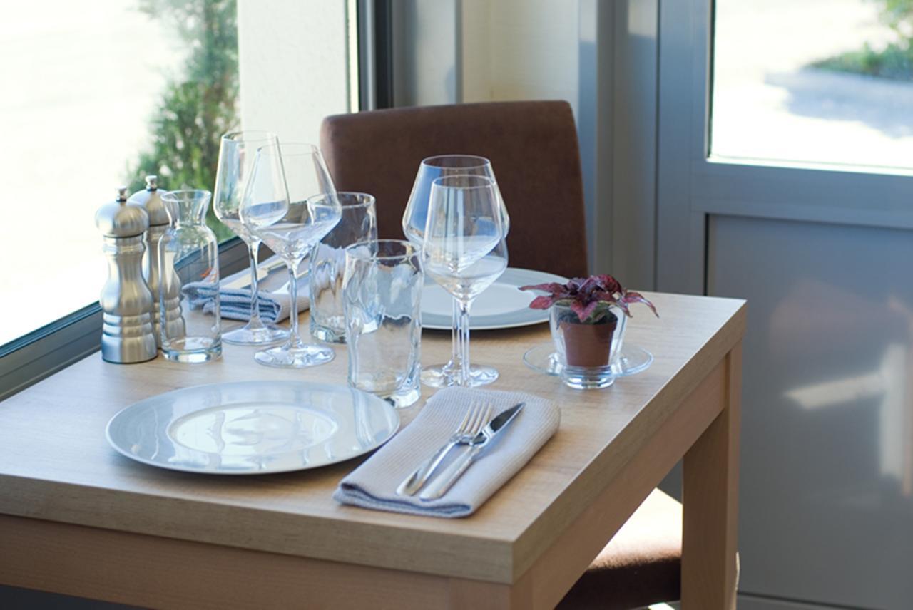 Logis Hotel Restaurant De La Madeleine Commercy Eksteriør billede
